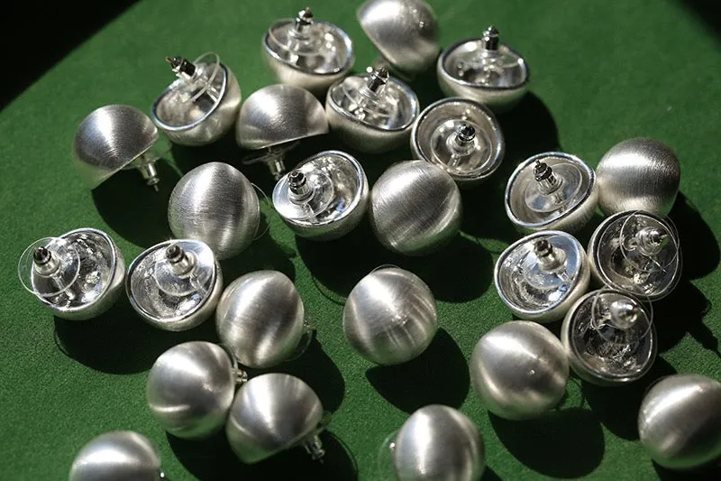 Shine brushed button earrings